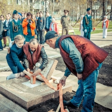 6 мая 2015 г. Закладывание капсулы с посланием для потомков на Бульваре Героев. Фото - Ю. Лобачев